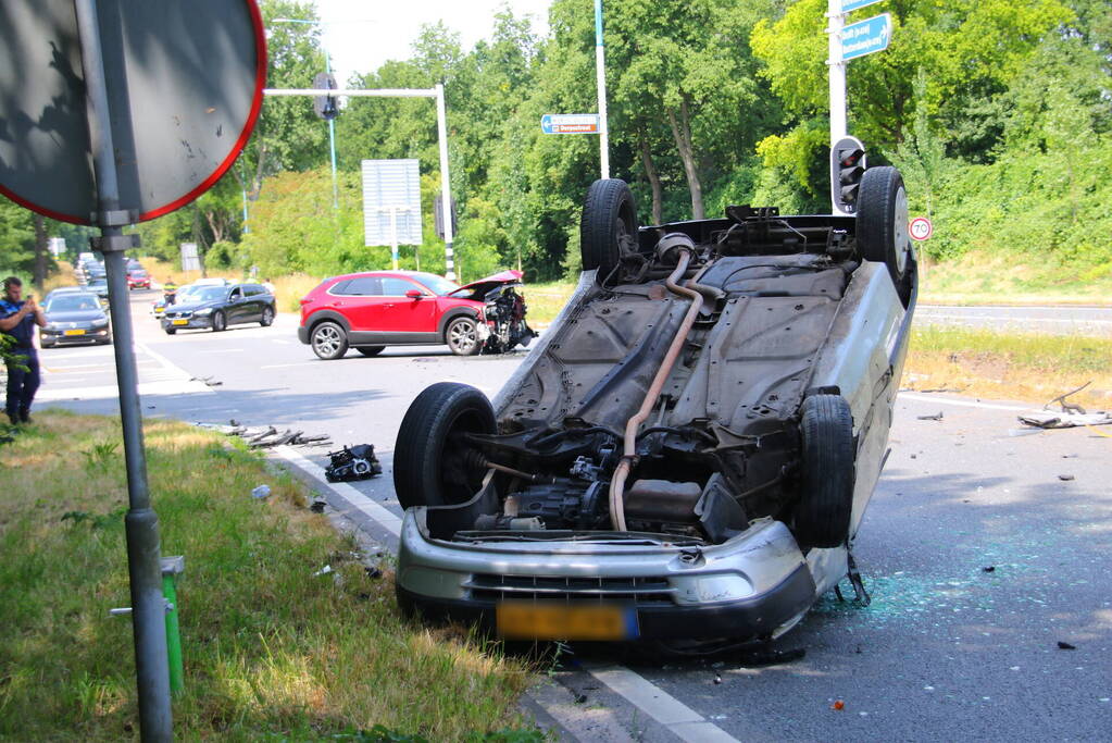 Auto op kop na botsing op kruising