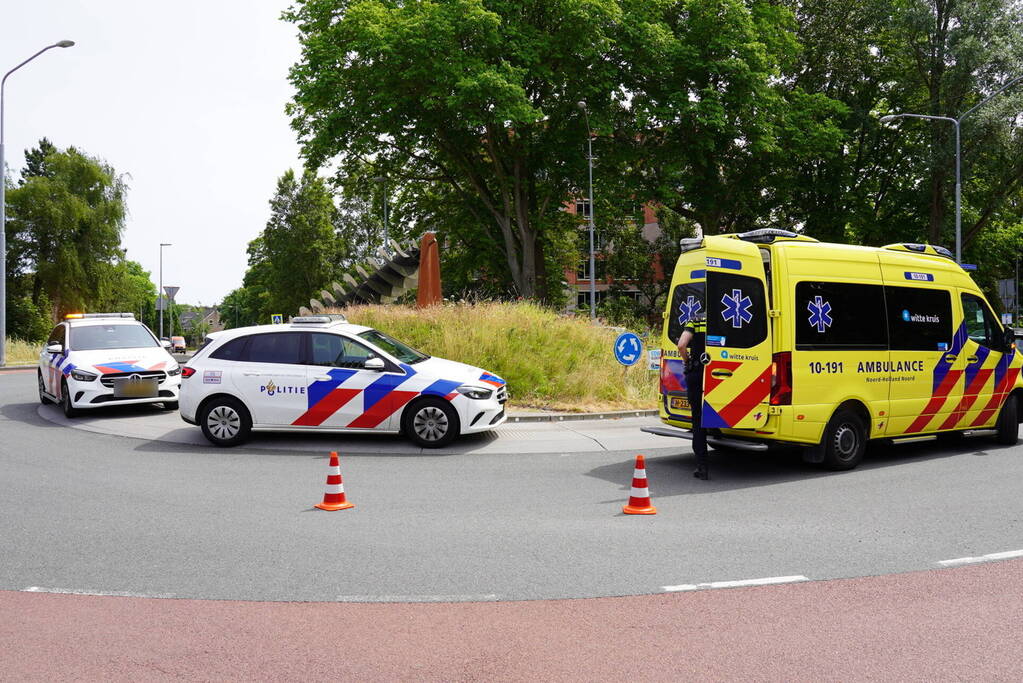 Racefietser gewond bij aanrijding op rotonde