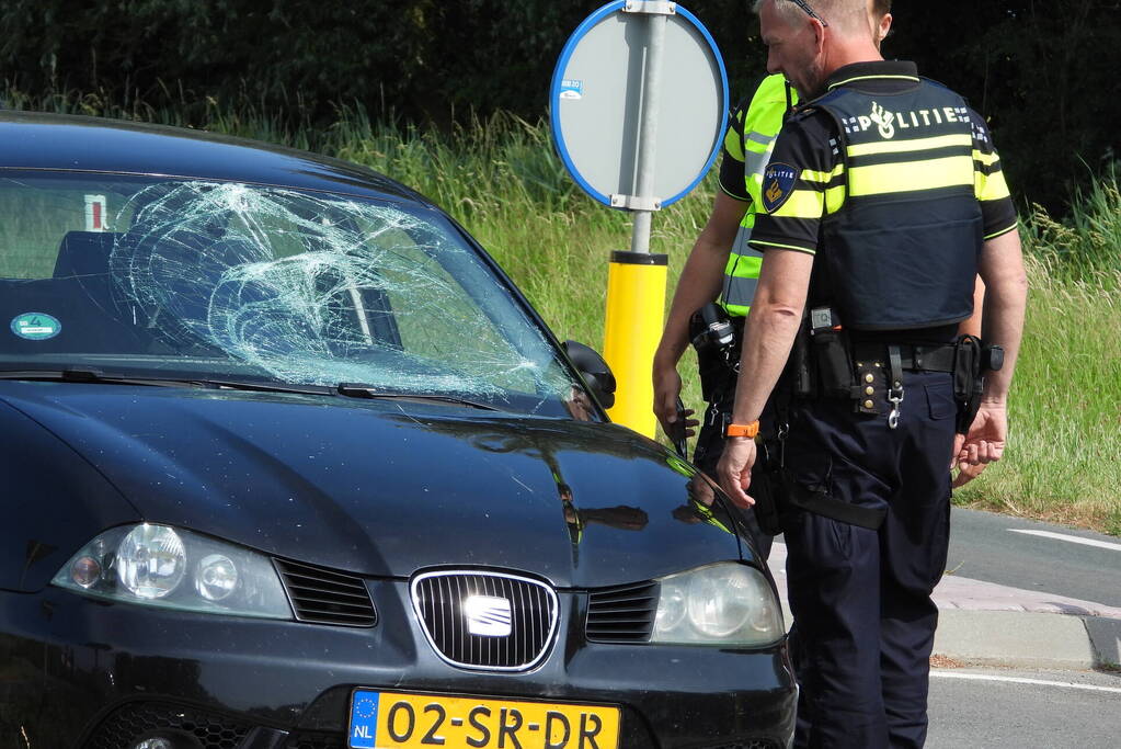 Twee dames op fiets gewond bij botsing