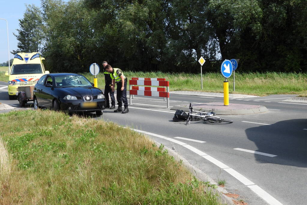 Twee dames op fiets gewond bij botsing