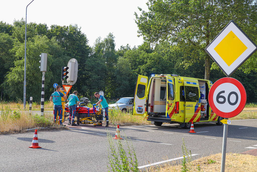 Motorrijder vliegt uit de bocht