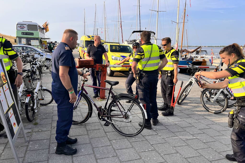 Fietser ernstig gewond bij botsing met paaltje