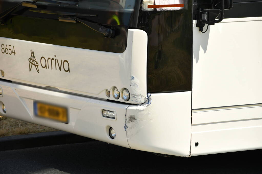 Aanrijding op rotonde tussen Arriva bus en auto