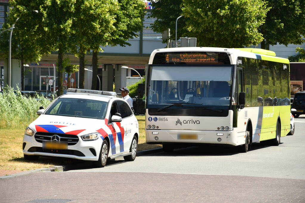 Aanrijding op rotonde tussen Arriva bus en auto