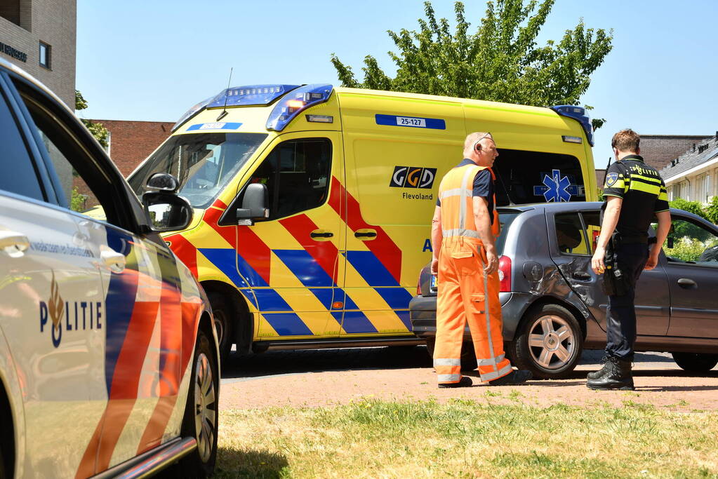 Aanrijding op rotonde tussen Arriva bus en auto