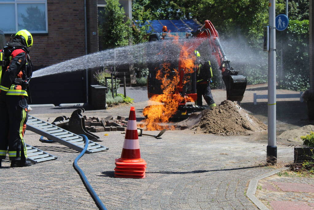 Gasleiding vliegt in brand bij werkzaamheden