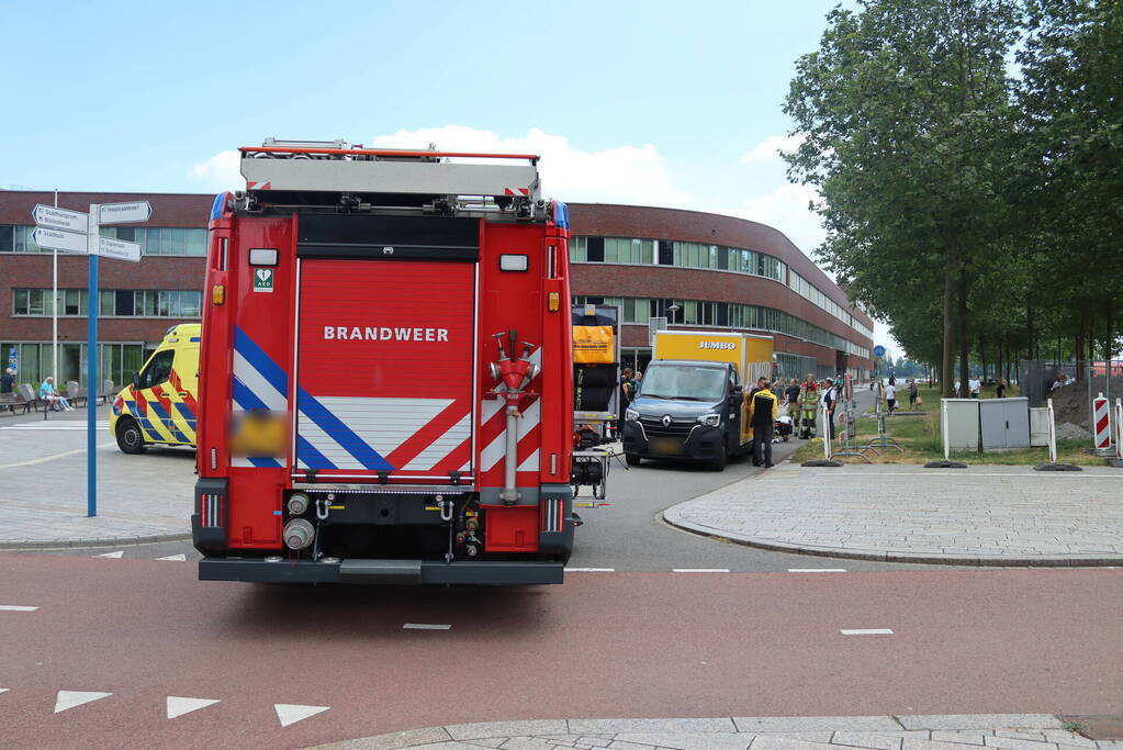 Fietser zwaargewond bij aanrijding met bestelbus