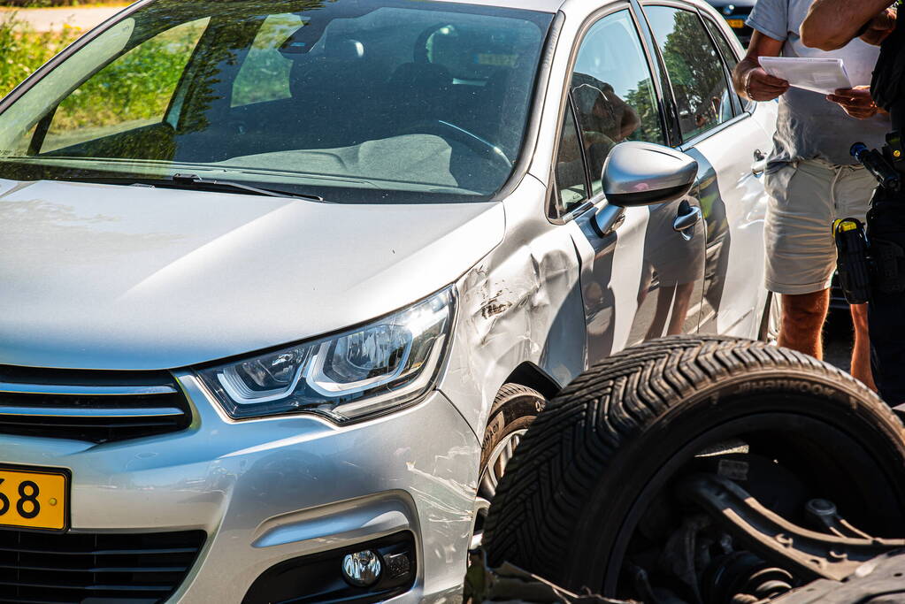 Auto belandt op zijn kop bij botsing
