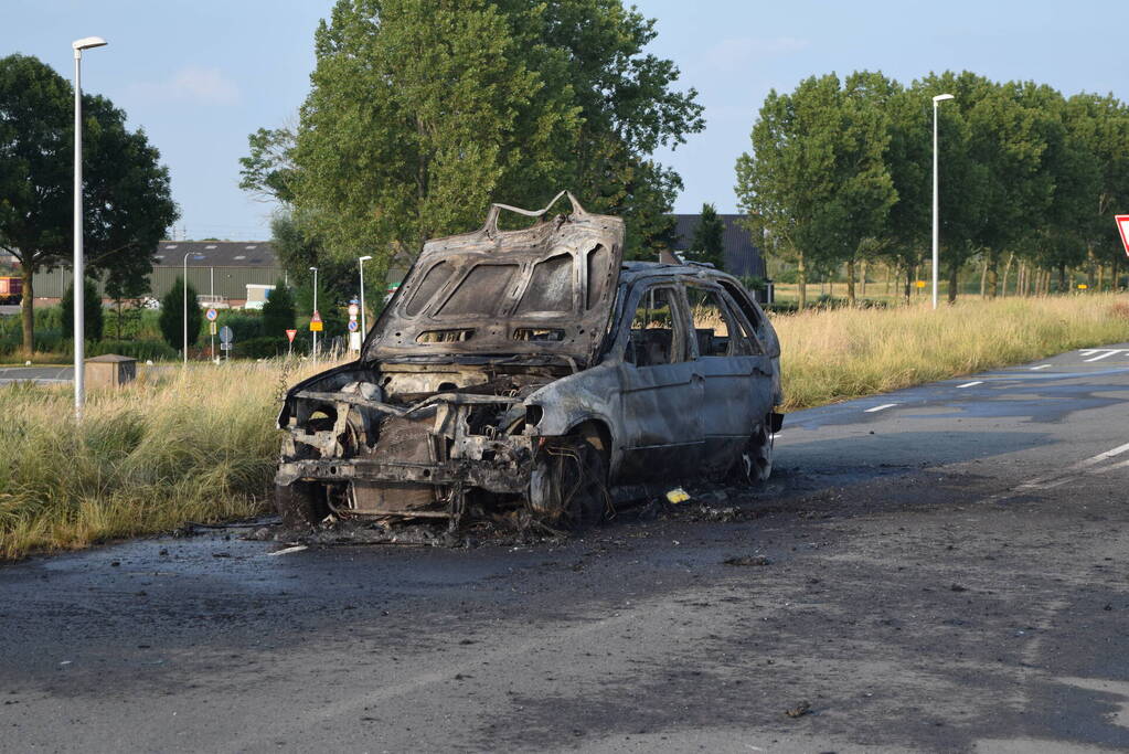 Personenauto volledig uitgebrand