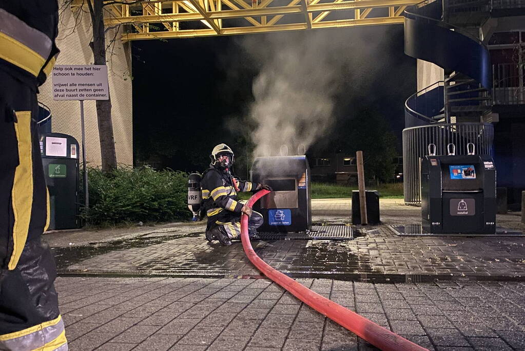 Papiercontainer vliegt in brand