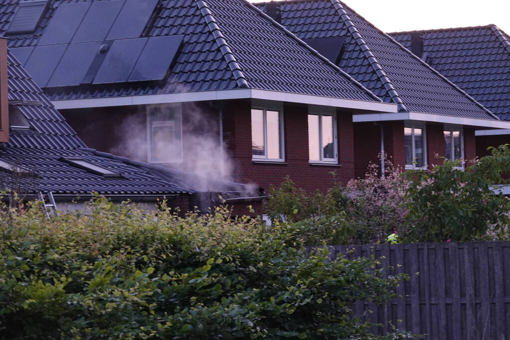 Veel rook bij brand in berging van woning