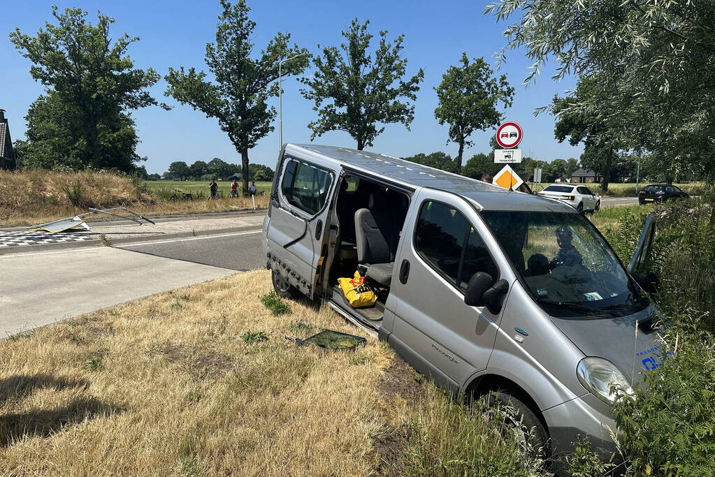 Dronken bestuurder crasht met bus