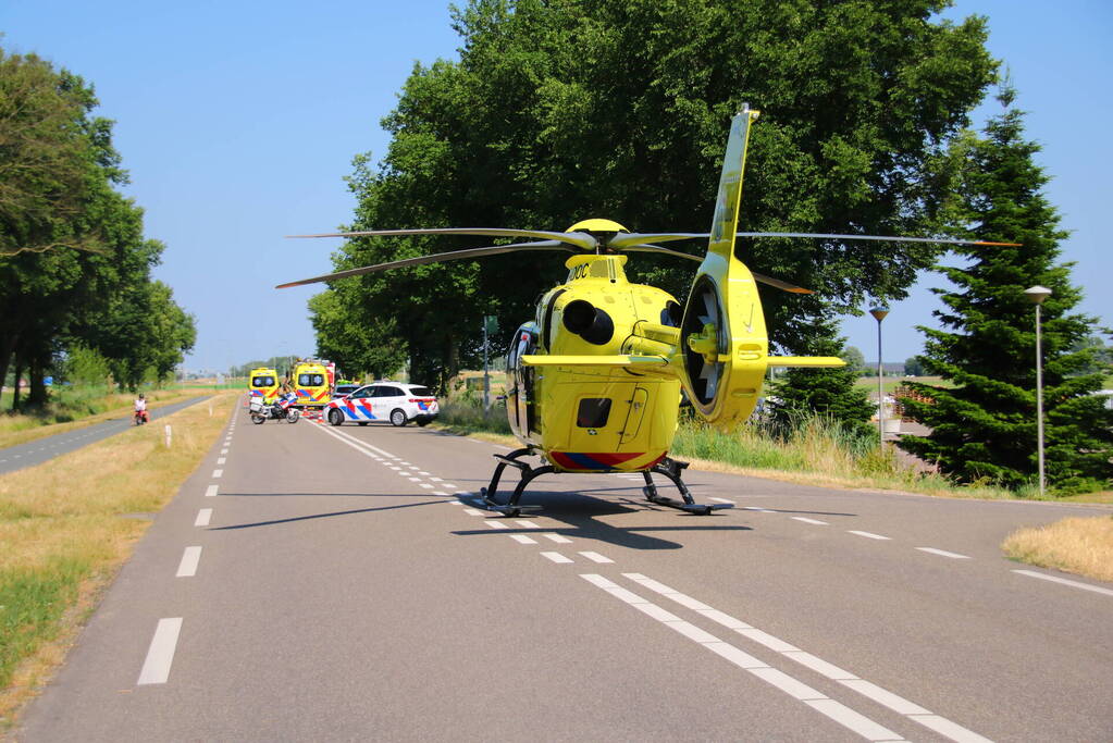 Automobilist frontaal in botsing met boom