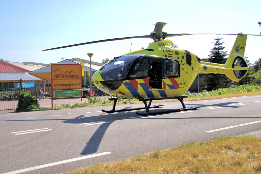 Automobilist frontaal in botsing met boom