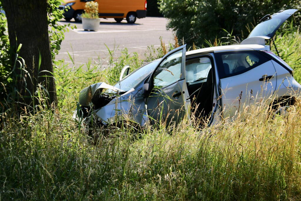 Automobilist frontaal in botsing met boom