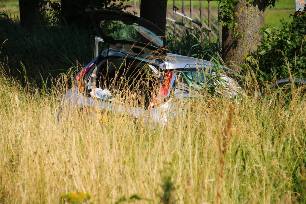 Automobilist frontaal in botsing met boom