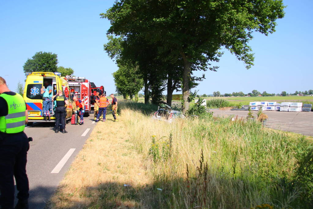 Automobilist frontaal in botsing met boom