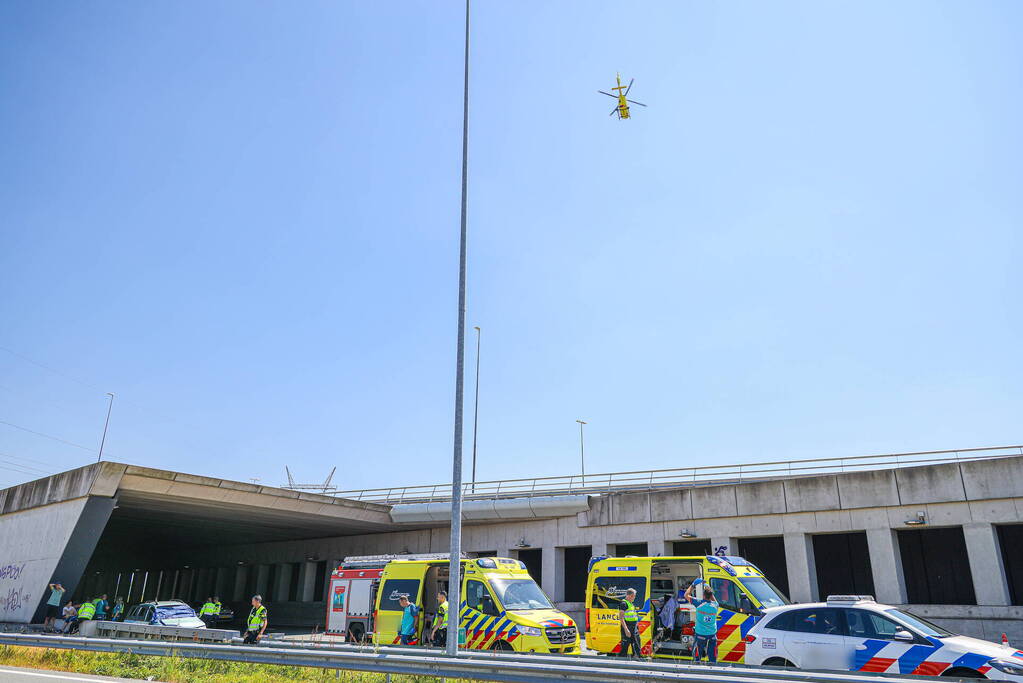 Traumahelikopter landt naast snelweg voor ernstig ongeval