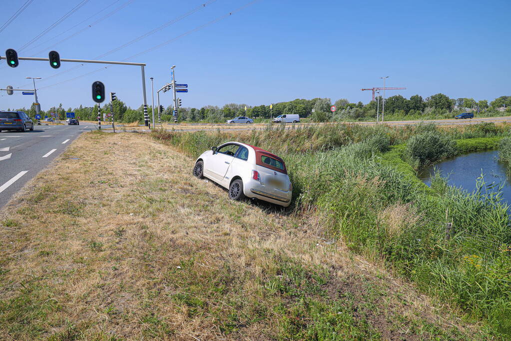 Auto raakt van de weg na botsing