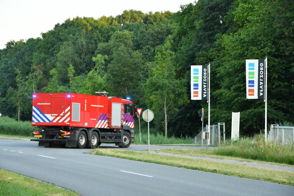 Grote rookwolk bij brand in berg afval
