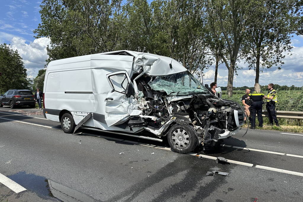 Enorme schade bij botsing met vrachtwagen