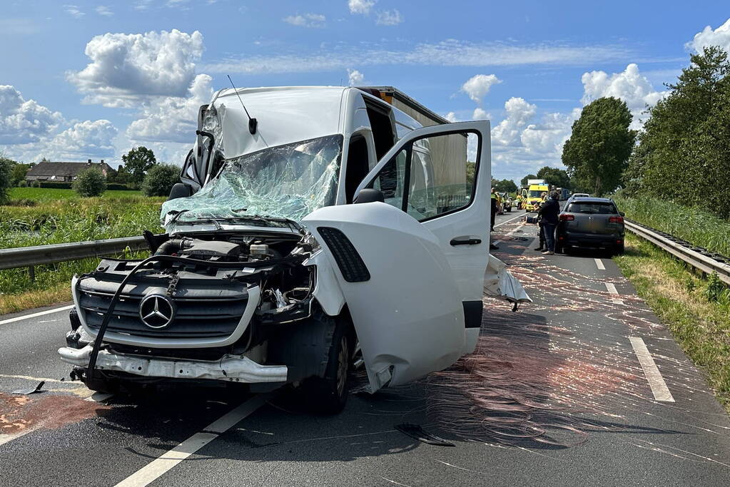 Enorme schade bij botsing met vrachtwagen
