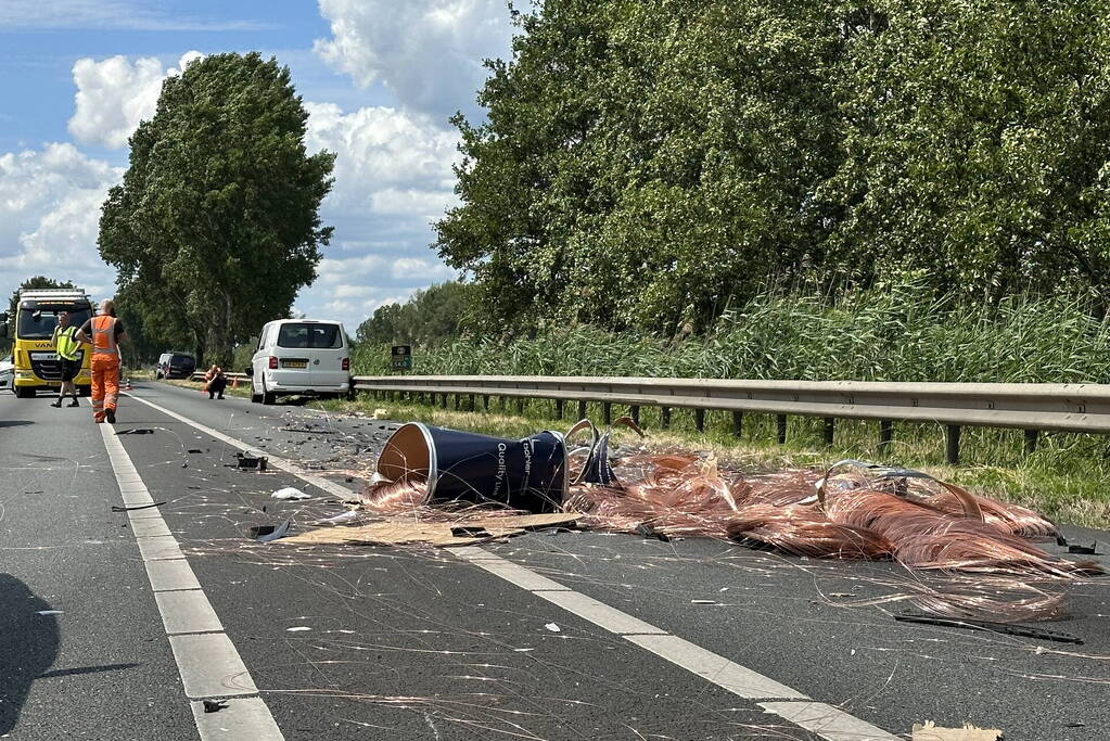 Enorme schade bij botsing met vrachtwagen