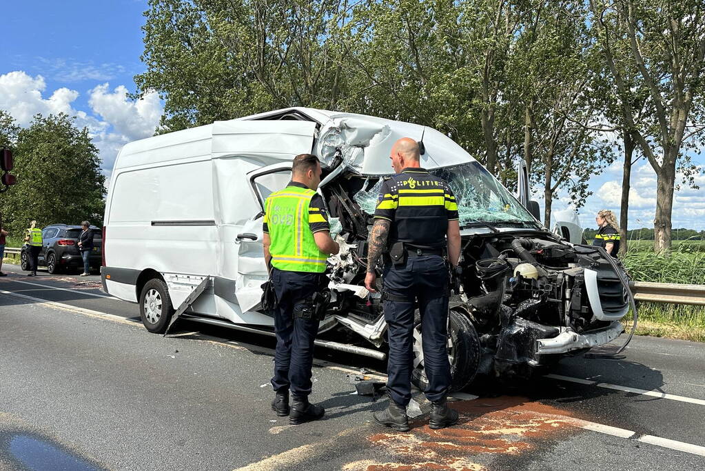 Enorme schade bij botsing met vrachtwagen