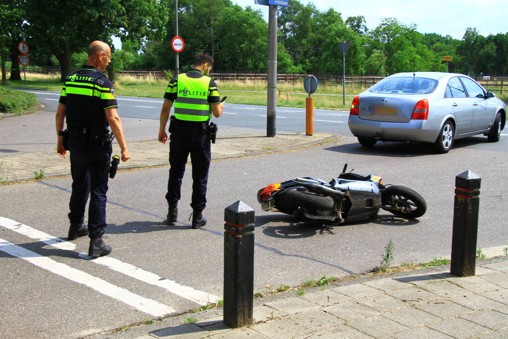 Scooterrijder gewond bij botsing met auto
