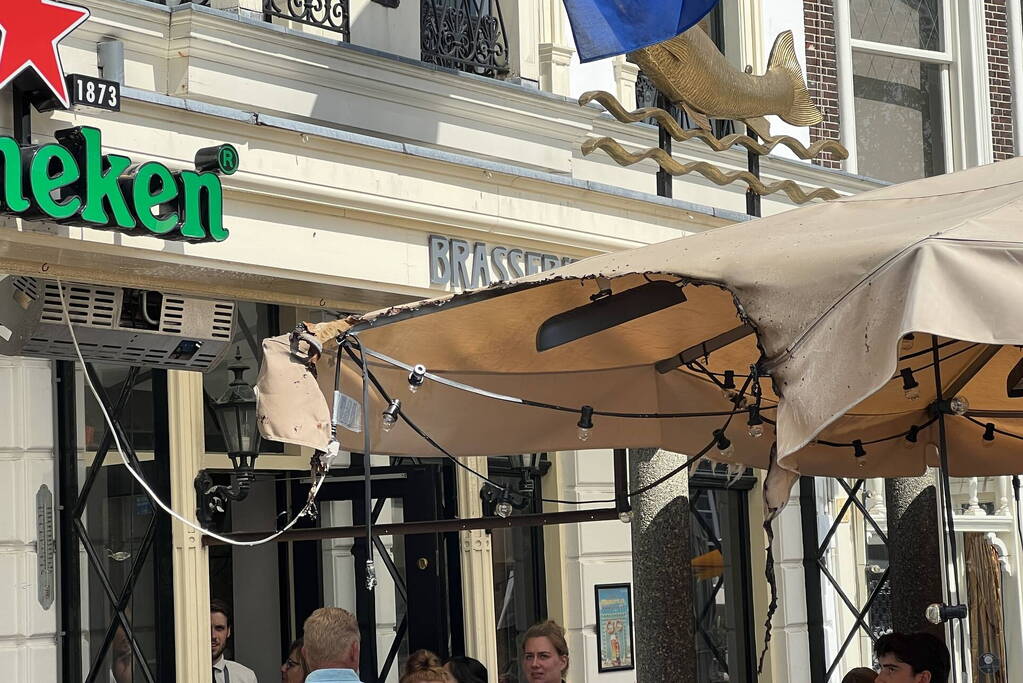 Parasol van restaurant de Zalm vliegt in brand