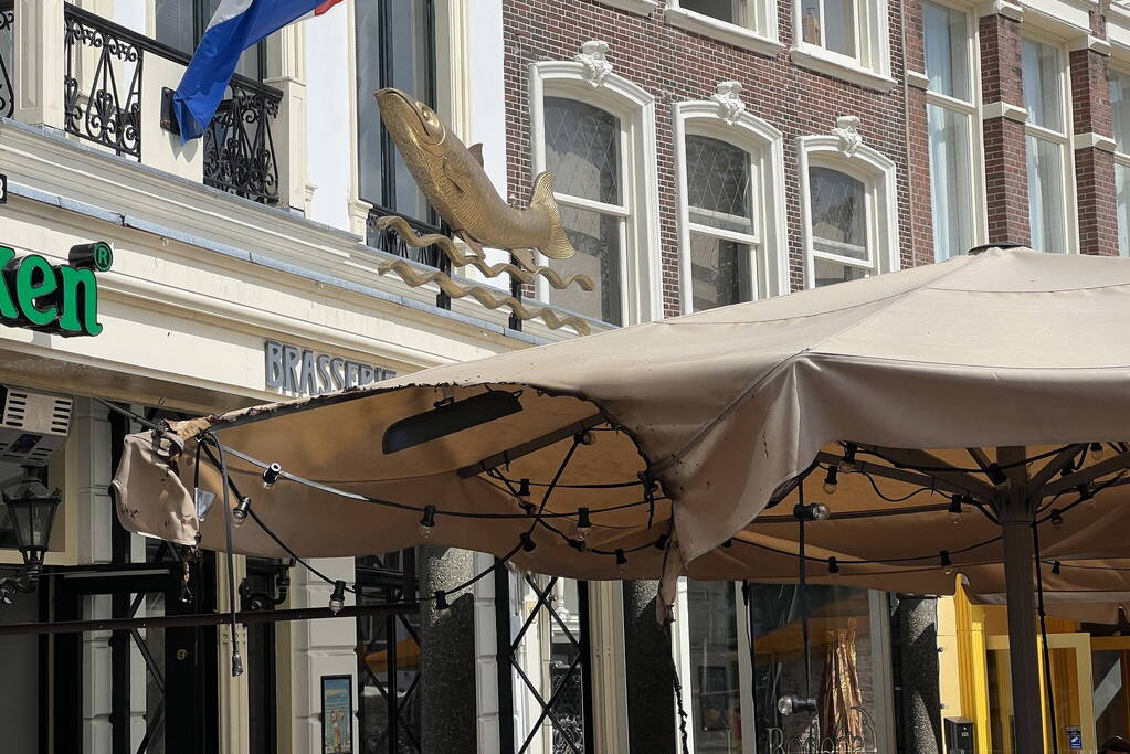 Parasol van restaurant de Zalm vliegt in brand