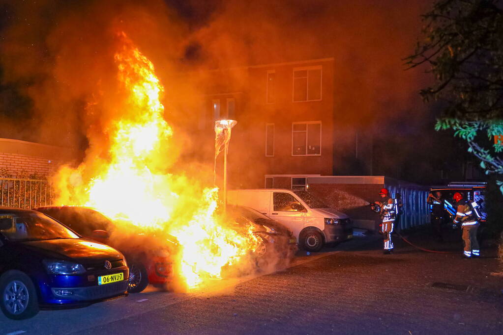 Twee geparkeerd auto's verwoest door brand