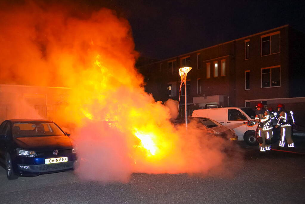 Twee geparkeerd auto's verwoest door brand