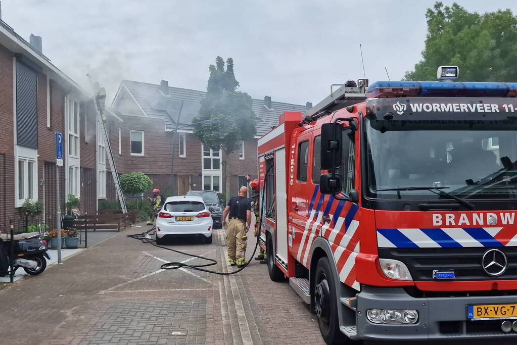 Brandweer sloopt dak bij brand