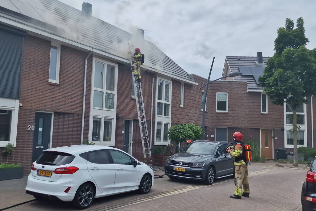 Brandweer sloopt dak bij brand