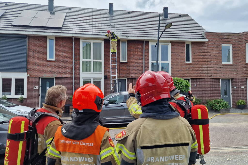 Brandweer sloopt dak bij brand