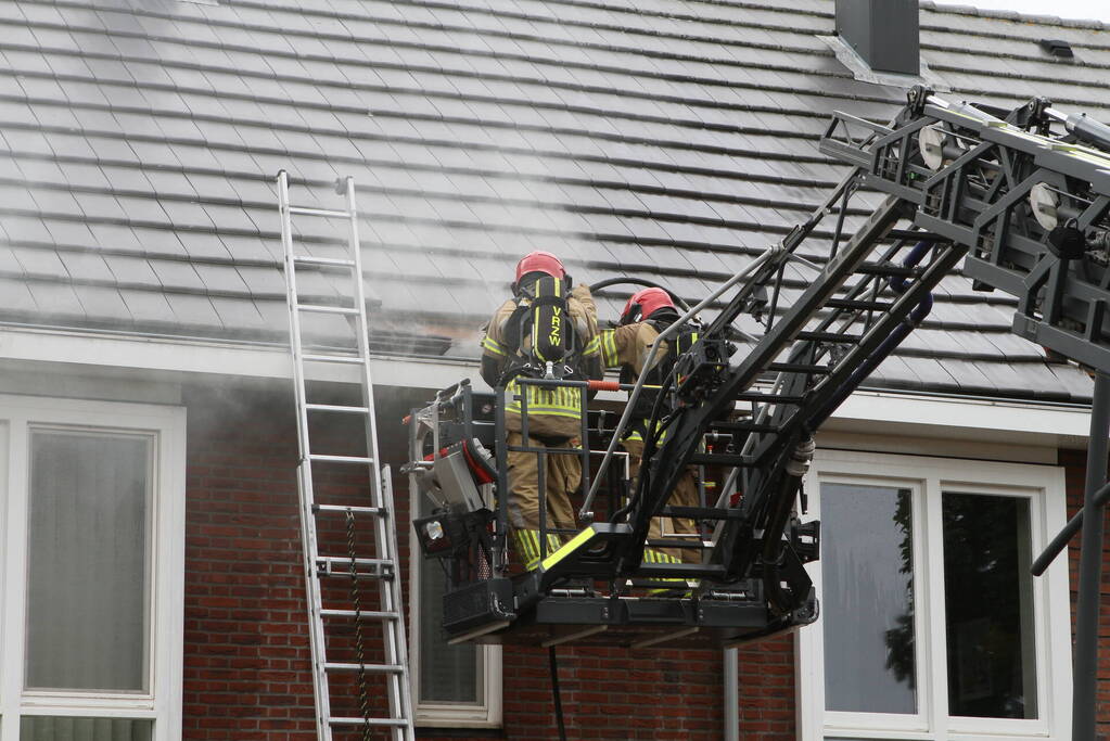 Brandweer sloopt dak bij brand