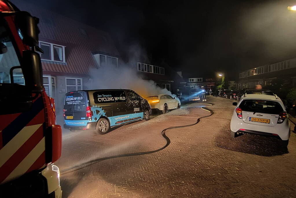 Geparkeerde auto vat vlam