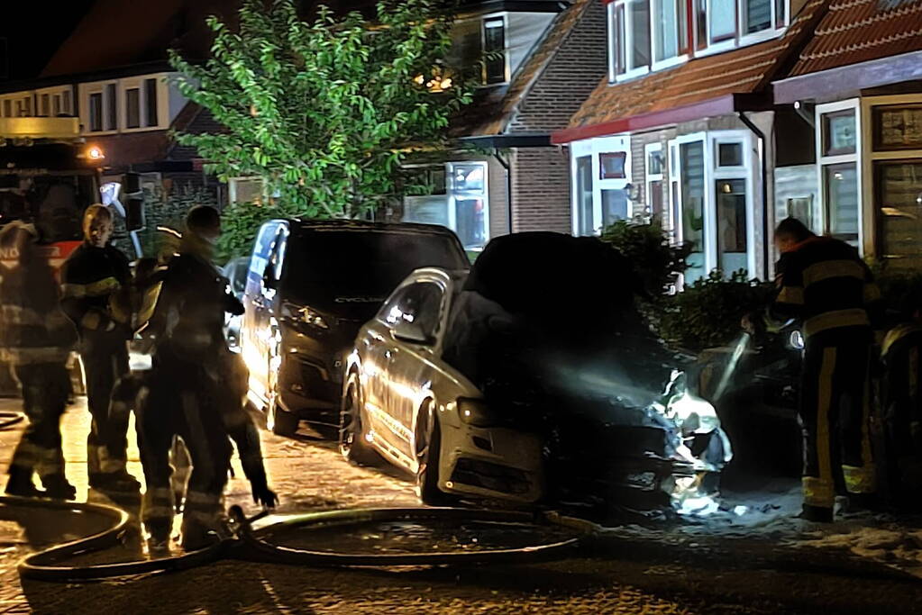 Geparkeerde auto vat vlam
