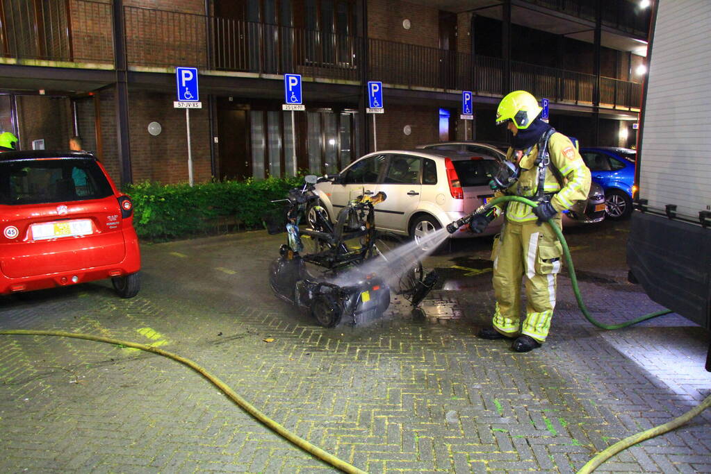 Scootmobiel en elektrische fiets vatten vlam in woning