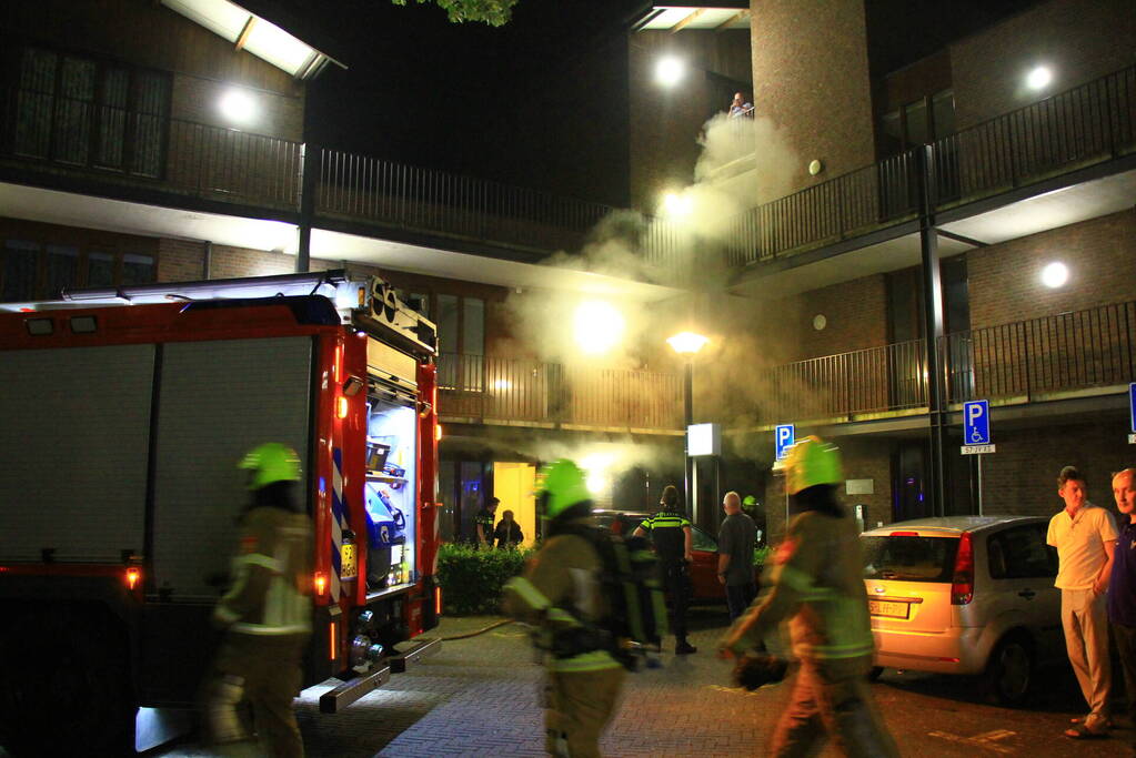Scootmobiel en elektrische fiets vatten vlam in woning