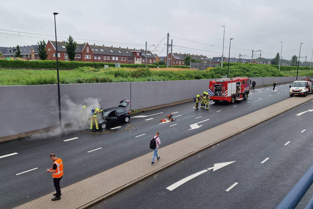 Auto vliegt in brand tijdens het rijden