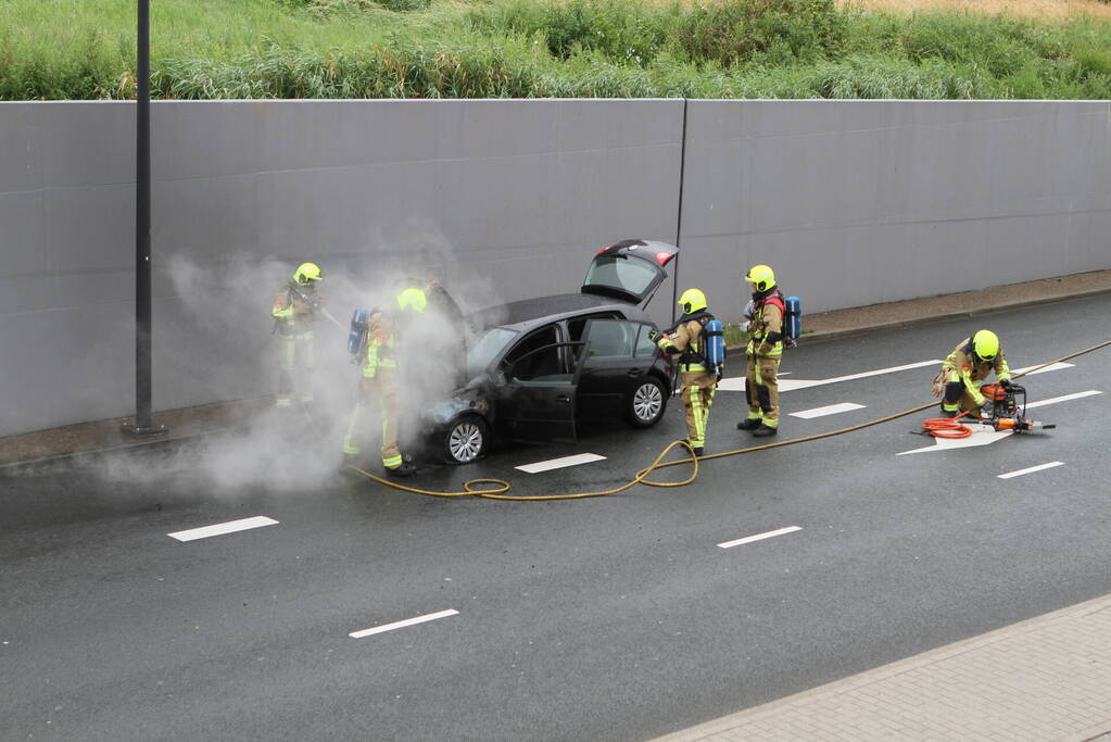 Auto vliegt in brand tijdens het rijden