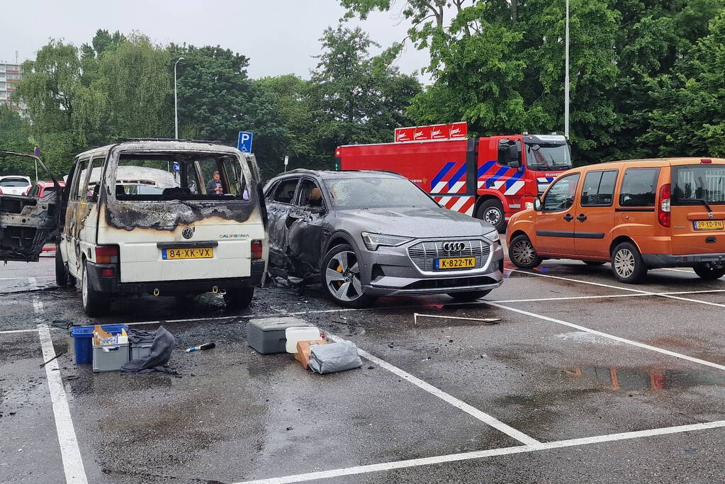 Bestelbus op parkeerplaats voetbalvereniging gaat in vlammen op