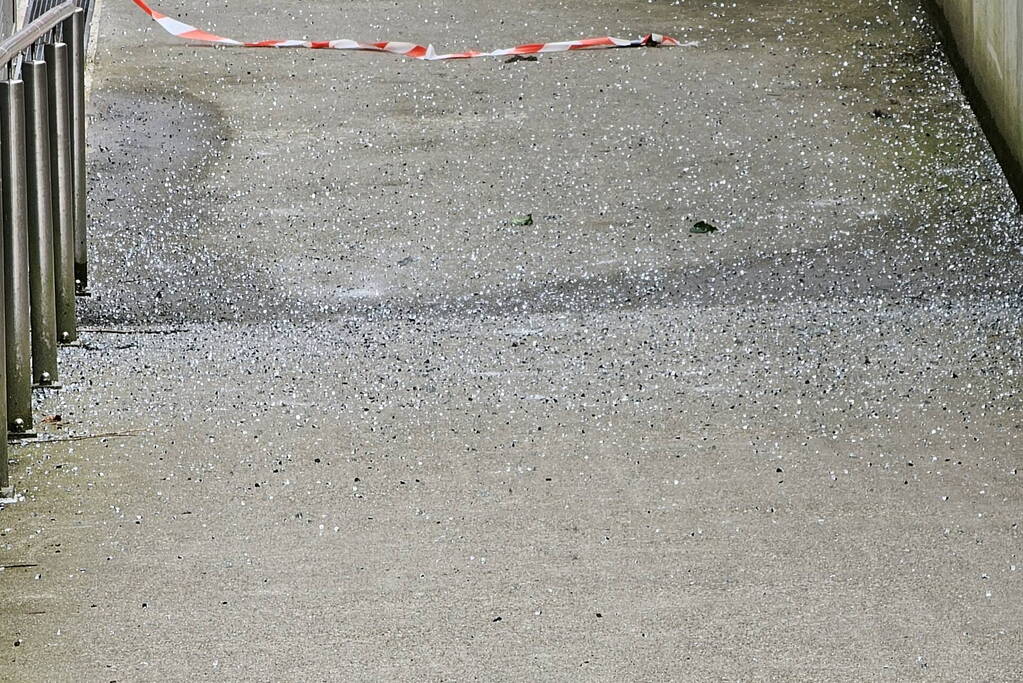 Scherven van glasplaat vallen van flinke hoogte