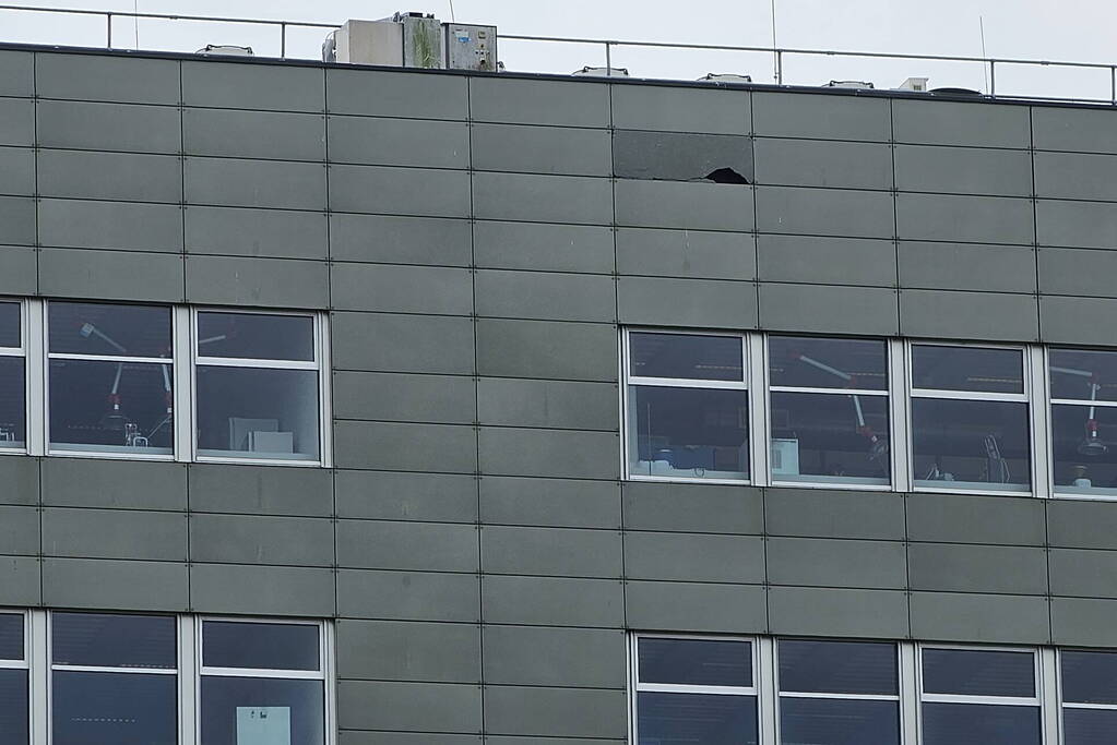 Scherven van glasplaat vallen van flinke hoogte