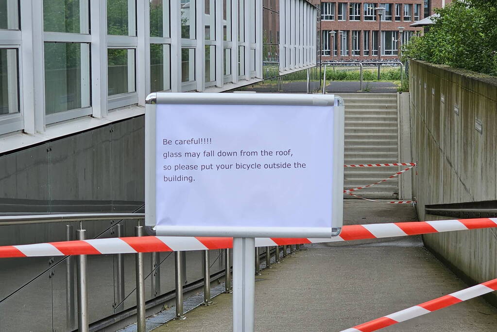 Scherven van glasplaat vallen van flinke hoogte