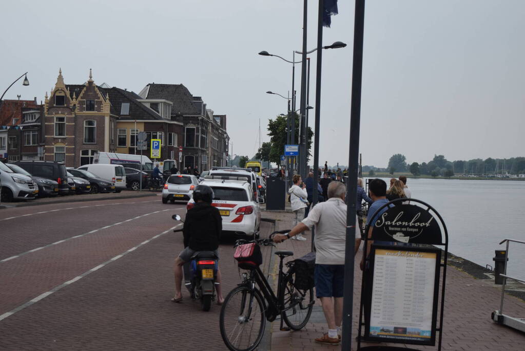 Auto rijdt IJssel in