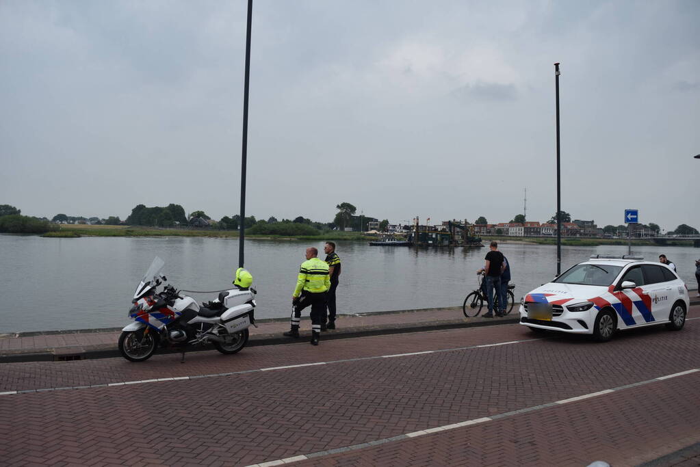 Auto rijdt IJssel in