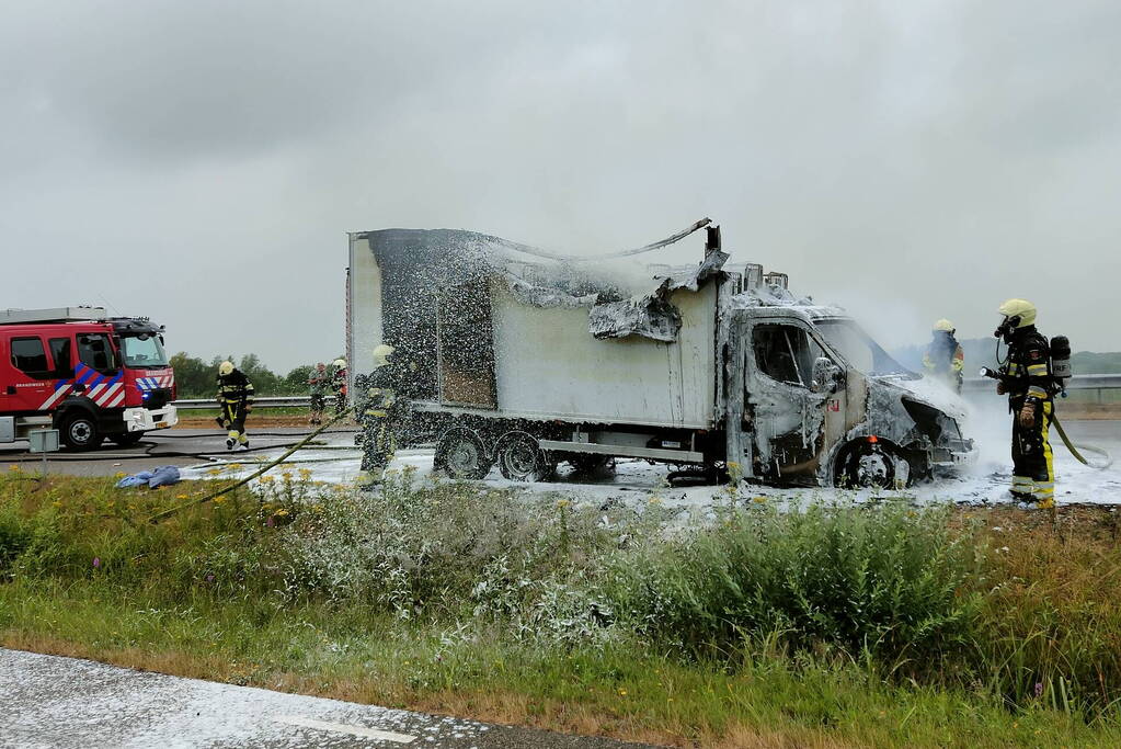 Bakwagen volledig uitgebrand